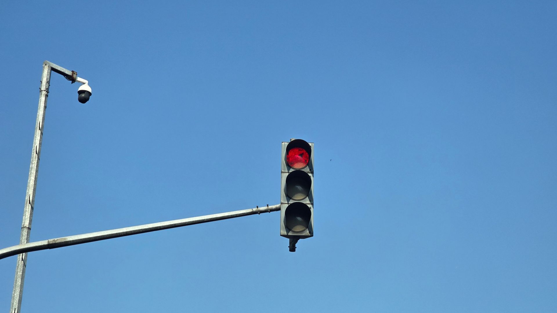 Imagem - Que horas pode passar no sinal vermelho em Salvador? Transalvador explica