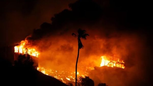 Fogo toma conta de Los Angeles