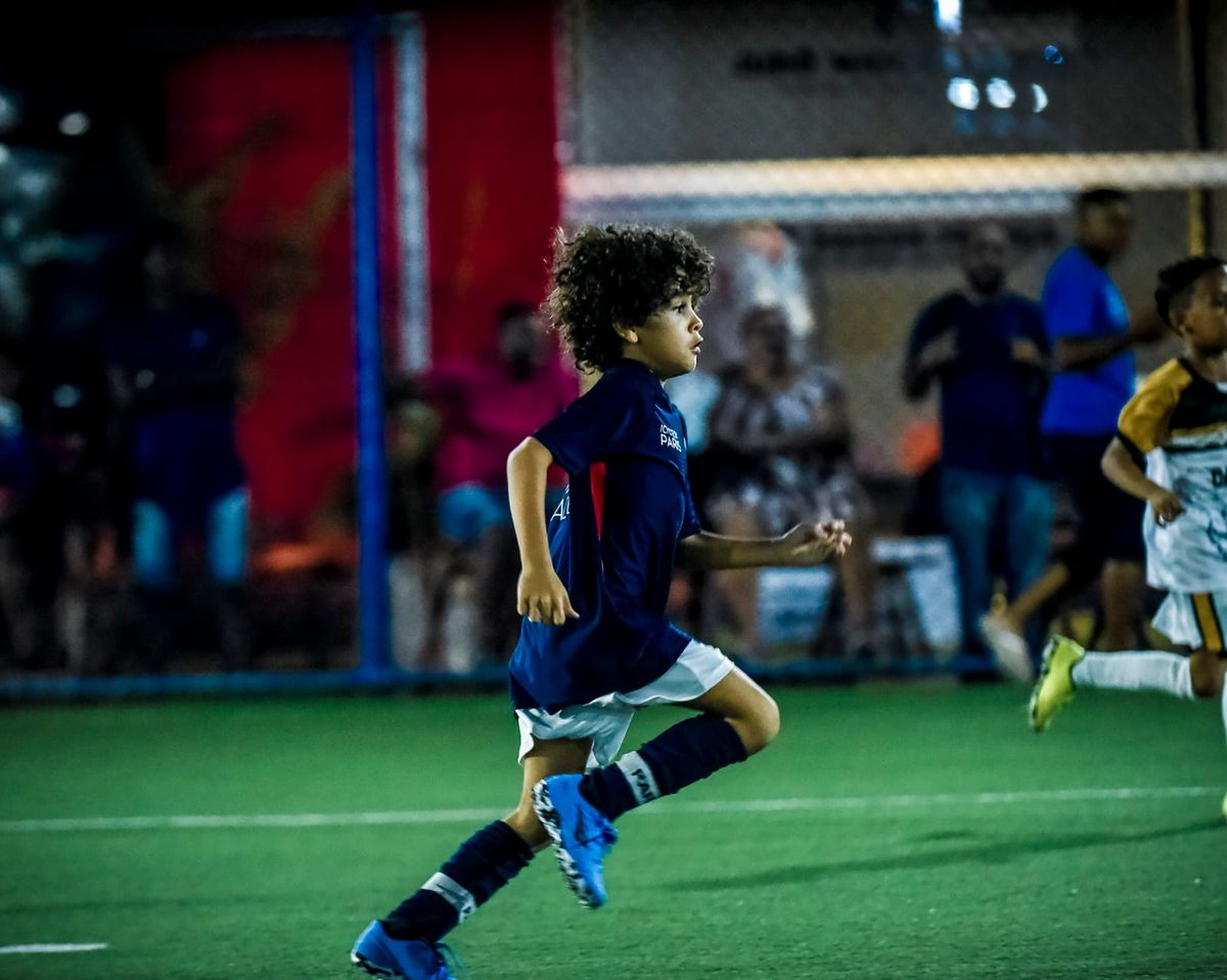 Heitor Mendes, de 7 anos, jogador da escolinha de futebol do PSG