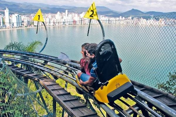 Passeio de trenó sobre trilhos no Parque Unipraias