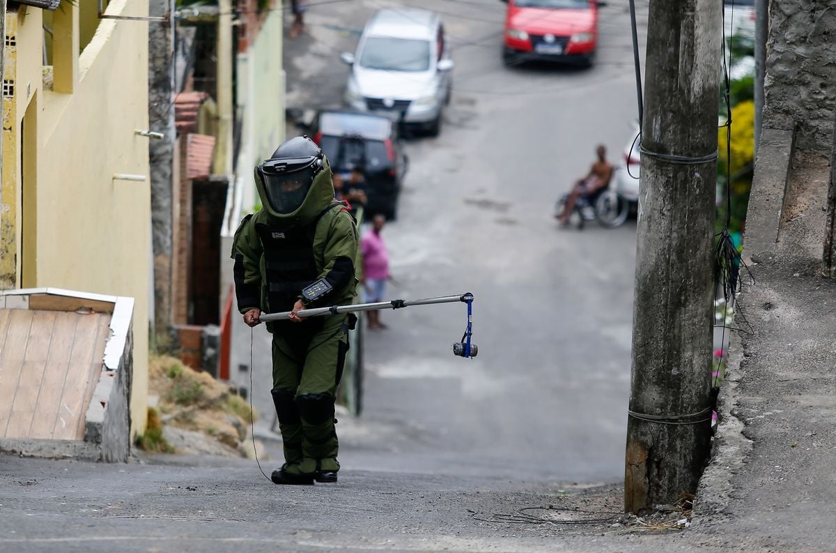 Policial remove artefato