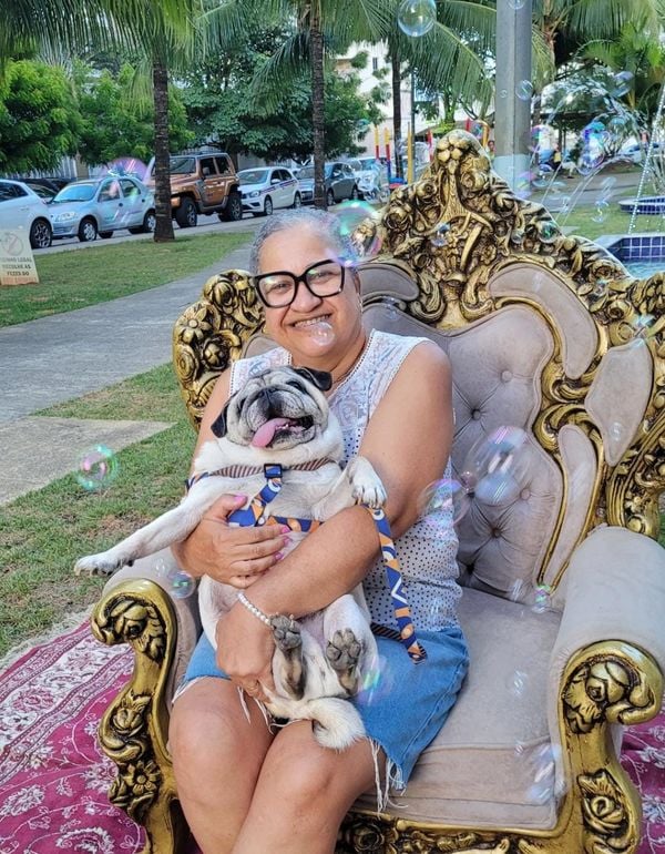 Sandra e Pyppo na praça do condomínio  onde moram