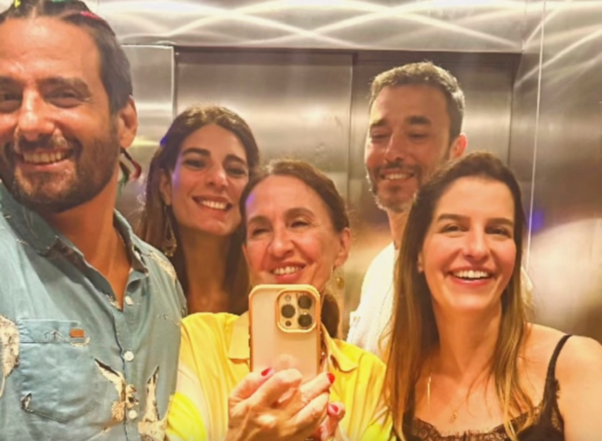 Andreia Sadi e André Rizek jantaram com Flora Gil