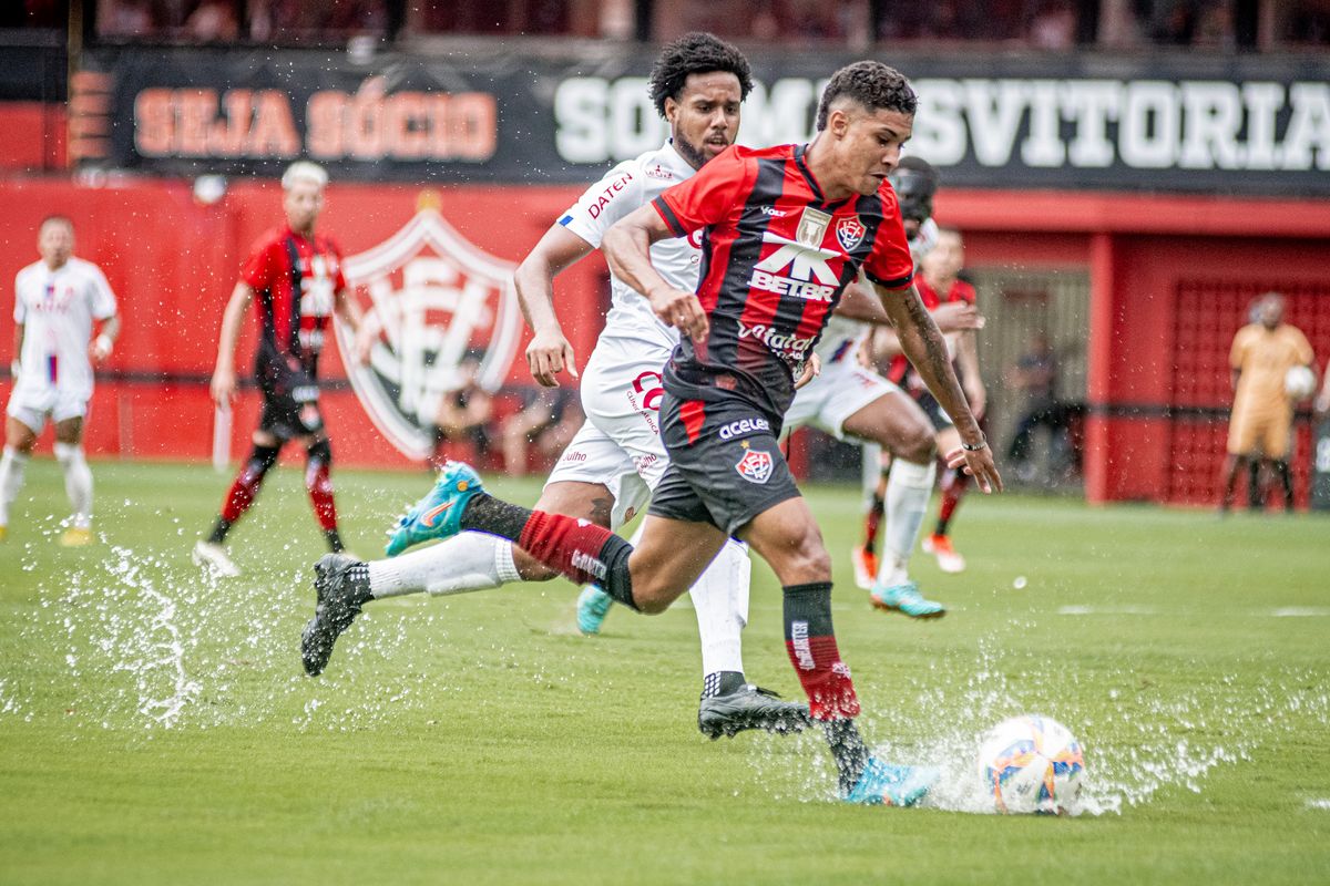 Vitória recebeu o Barcelona de Ilhéus sob chuva em estreia do Baianão