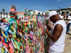 Imagem - A relação entre a cadeirada em Pablo Marçal e as fitinhas do Senhor do Bonfim