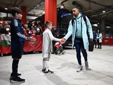 Imagem - Gabriel Jesus se lesiona em jogo do Arsenal contra o Manchester United e sai de campo chorando