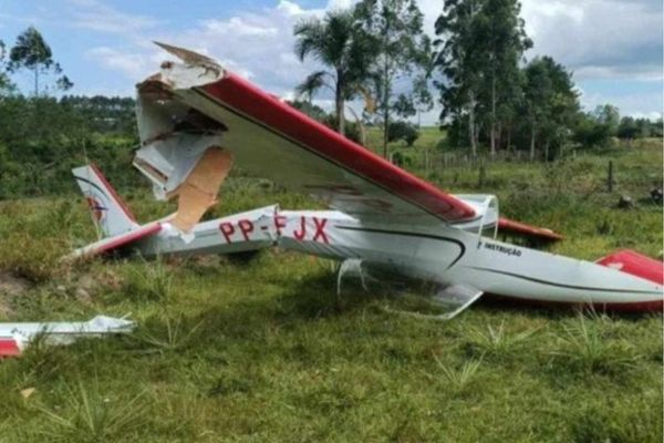 Avião caiu na Grande Porto Alegre