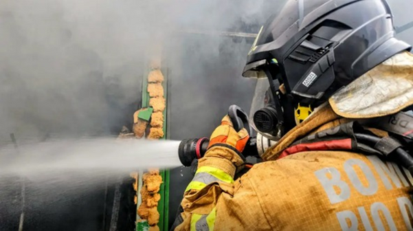 Mais de 60 bombeiros estão no local para combater as chamas