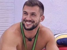 Imagem - Ex-BBB Arthur Picoli surge irreconhecível após transformação estética; veja foto