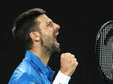 Imagem - Em 1° jogo sob comando de ex-rival, Djokovic leva susto, mas avança no Aberto da Austrália