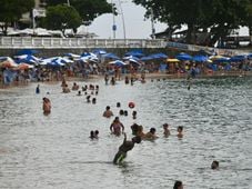 Imagem - Mesmo com tempo fechado, banhistas vão ao Porto da Barra nesta segunda