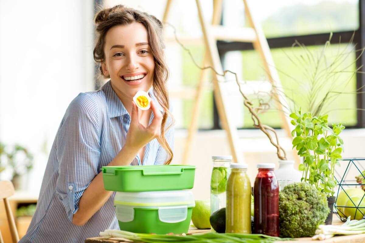 O ovo é uma opção prática e nutritiva para o verão (Imagem: RossHelen | Shutterstock)