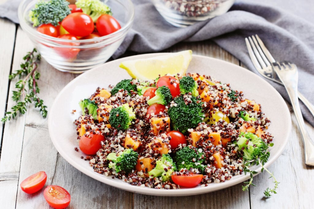 Salada de quinoa com brócolis e batata-doce laranja (Imagem: Losangela | Shutterstock)