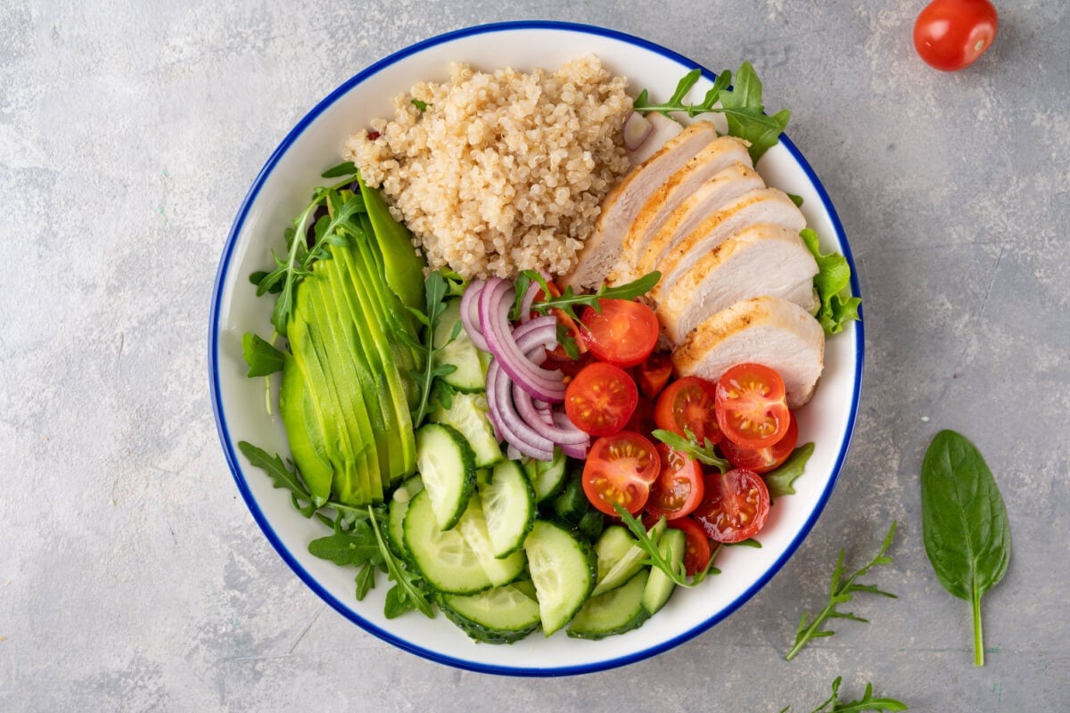 Salada de quinoa com frango (Imagem: irina2511 | Shutterstock)