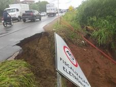 Imagem - Trecho da BR-101 é interditado após erosão de acostamento