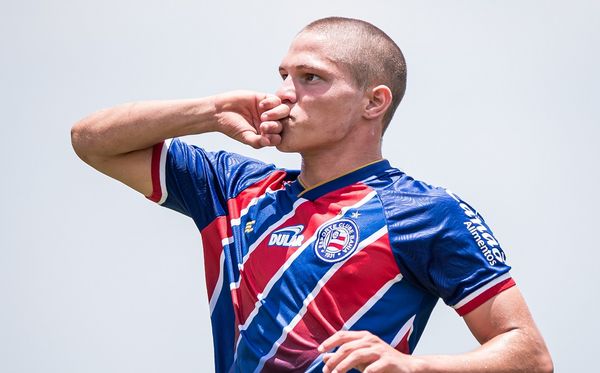 Dell comemora gol do Bahia sobre o Coritiba