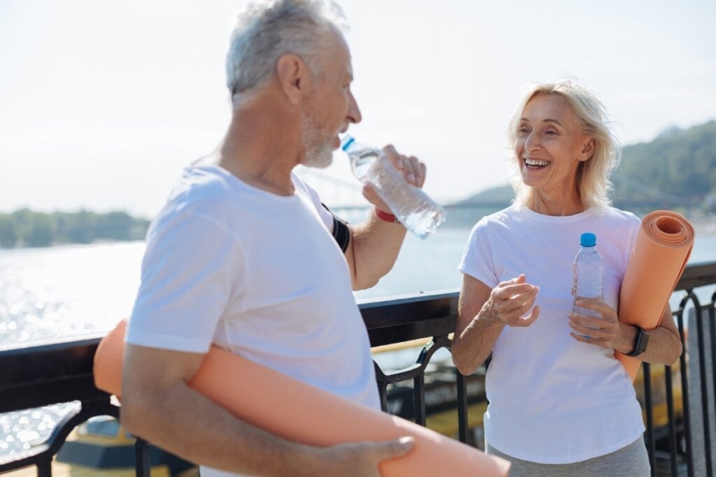 Idosos devem ser estimulados a beber água durante o dia para evitar a desidratação (Imagem: YAKOBCHUK VIACHESLAV | Shutterstock)