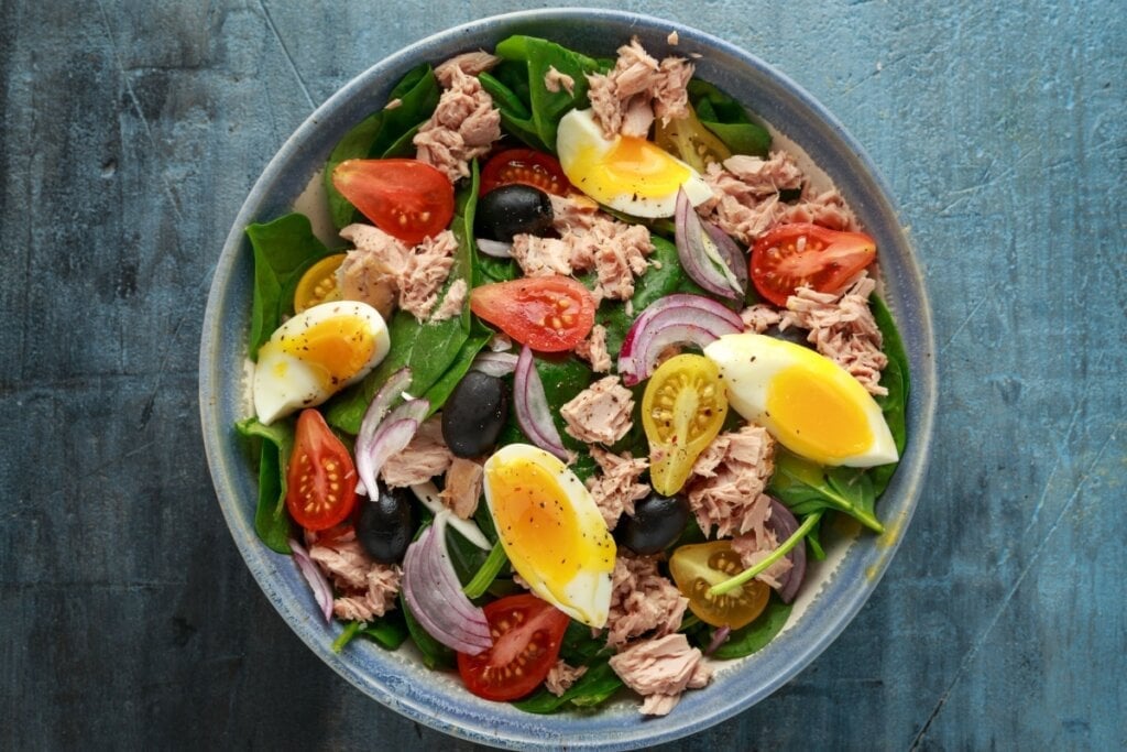 Salada de espinafre com atum e ovo (Imagem: DronG | Shutterstock)