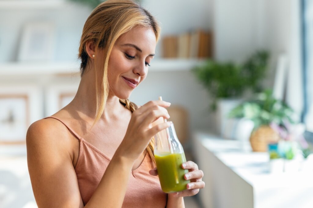 [Edicase]Sucos podem ser boas alternativas para incluir alimentos benéficos ao ciclo menstrual nas refeições diárias (Imagem: Josep Suria | Shutterstock) por Imagem: Josep Suria | Shutterstock