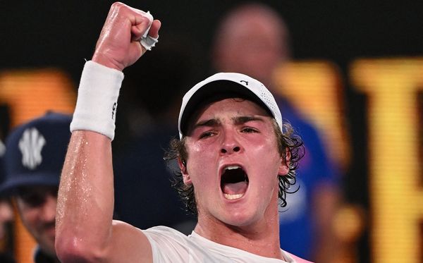 João Fonseca comemora ponto em partida no Australian Open