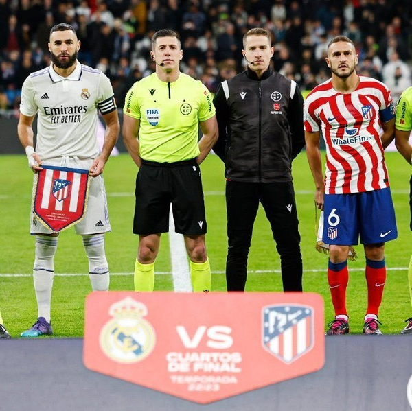 Jogador do Atlético de Madrid cobrindo o escudo do Real Madrid