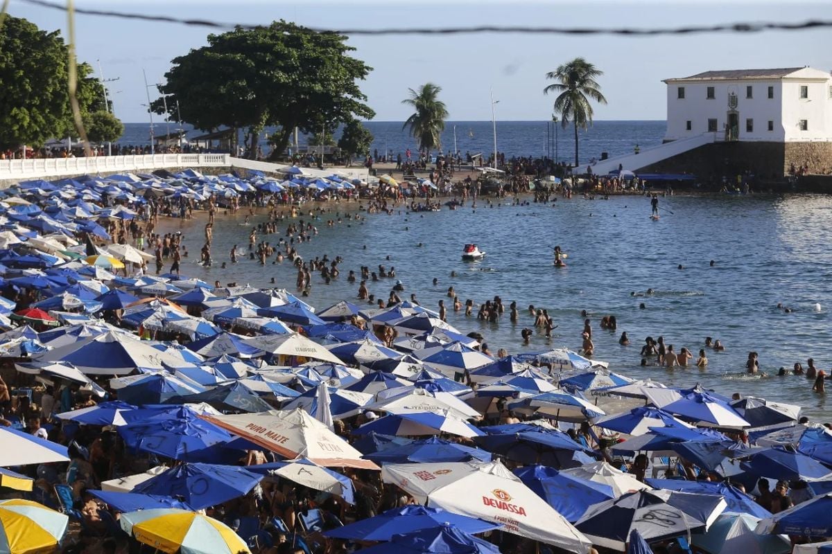 Praia cheia no verão