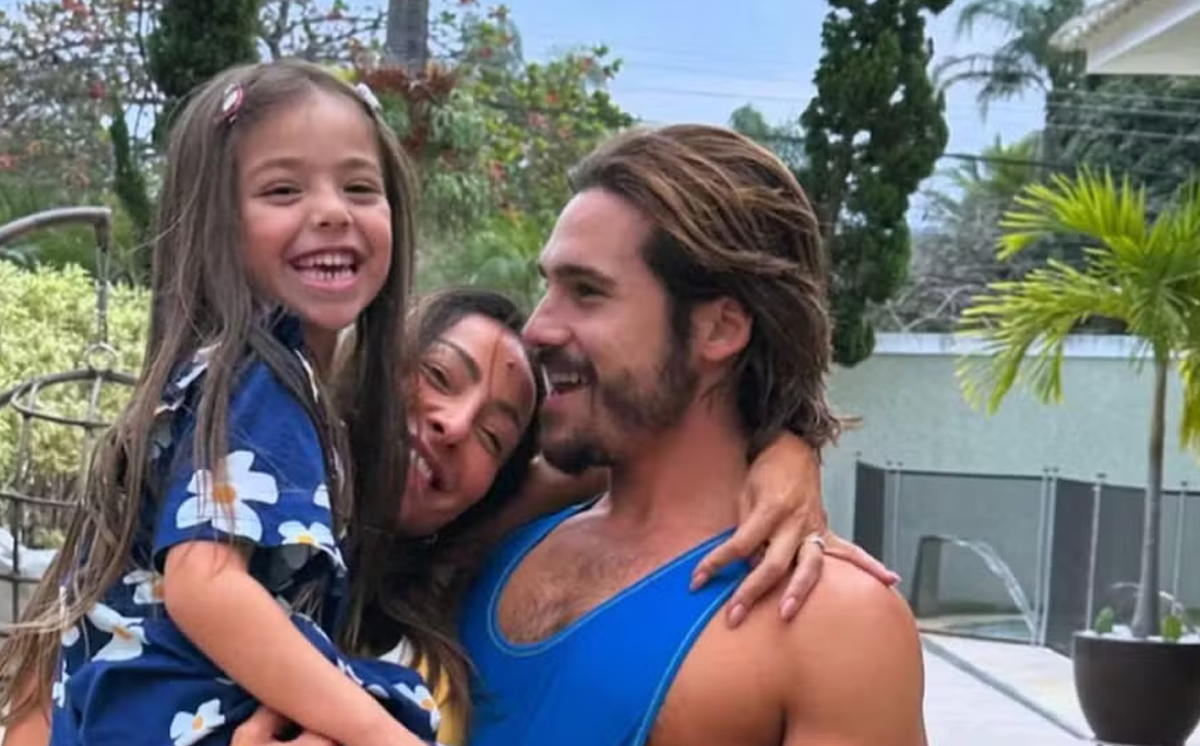 Sabrina Sato, Nicolas Prattes e Zoe por Reprodução