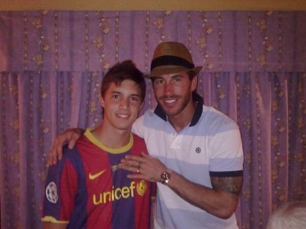 Sergio Ramos cobrindo o escudo do Barcelona