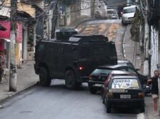 Imagem - Vídeo: caveirão do Bope derrapa em óleo derramado por bandidos durante operação no Rio