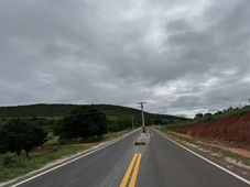 Imagem - Rodovia recém-pavimentada na Bahia tem poste no meio da pista