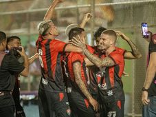 Imagem - Com direito a gol de Osvaldo, Vitória goleia a Juazeirense e assume a liderança do Campeonato Baiano