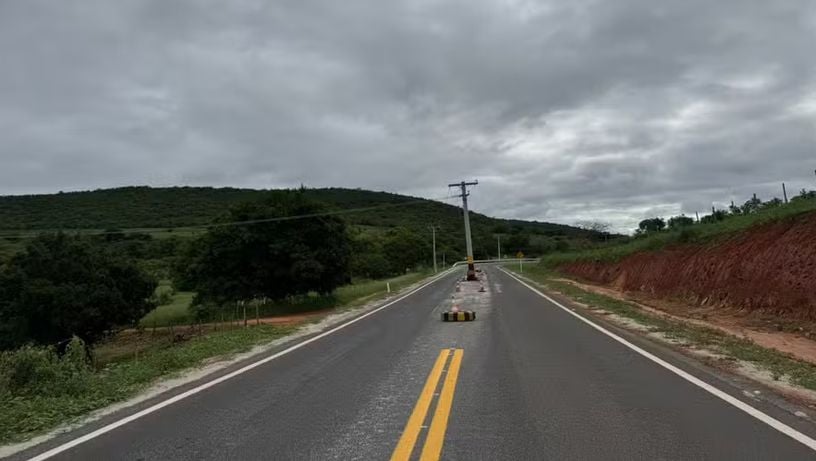 Imagem - Rodovia recém-pavimentada na Bahia tem poste no meio da pista