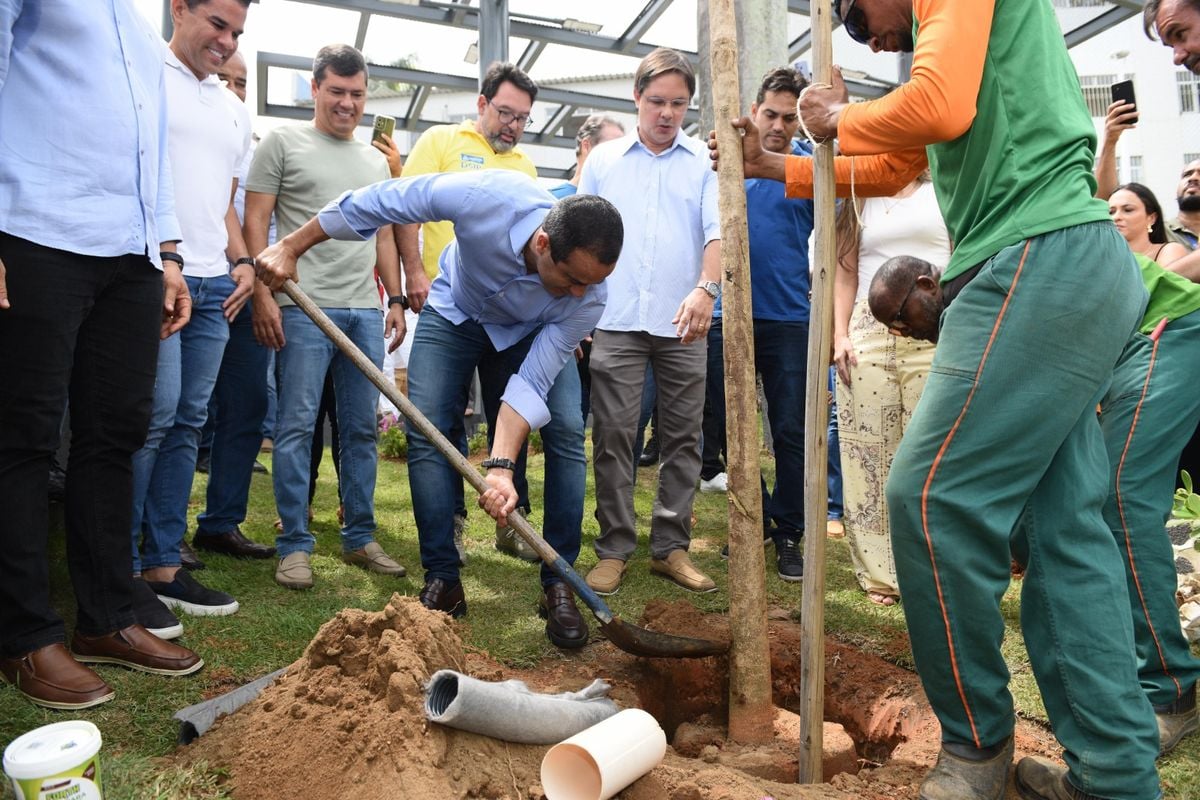 Bruno Reis plantou uma árvore durante a inauguração do novo parque