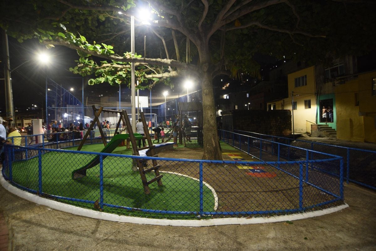 Praça foi entregue na rua Rua Santíssima Trindade