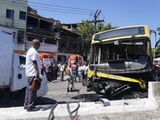 Imagem - Ônibus perde o controle e deixa feridos na Av. San Martin