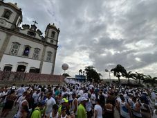 Imagem - Fiéis lotam ruas na Cidade Baixa para a Lavagem do Bonfim; veja vídeos