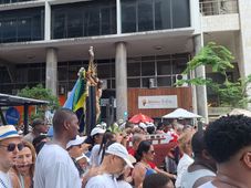 Imagem - Senhor do Bonfim é abraçado pelo povo, que dá início a procissão antes da Lavagem