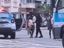 Imagem - Vídeo: homem é flagrado com tartaruga marinha viva no Rio de Janeiro