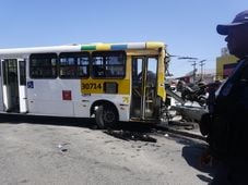 Imagem - 'Motorista foi herói', dizem populares que resgataram feridos em ônibus