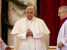 Imagem - Papa Francisco sofre queda e machuca braço, diz Vaticano