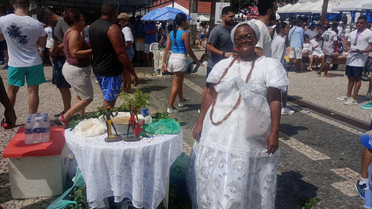 Baiana dá banho de folha