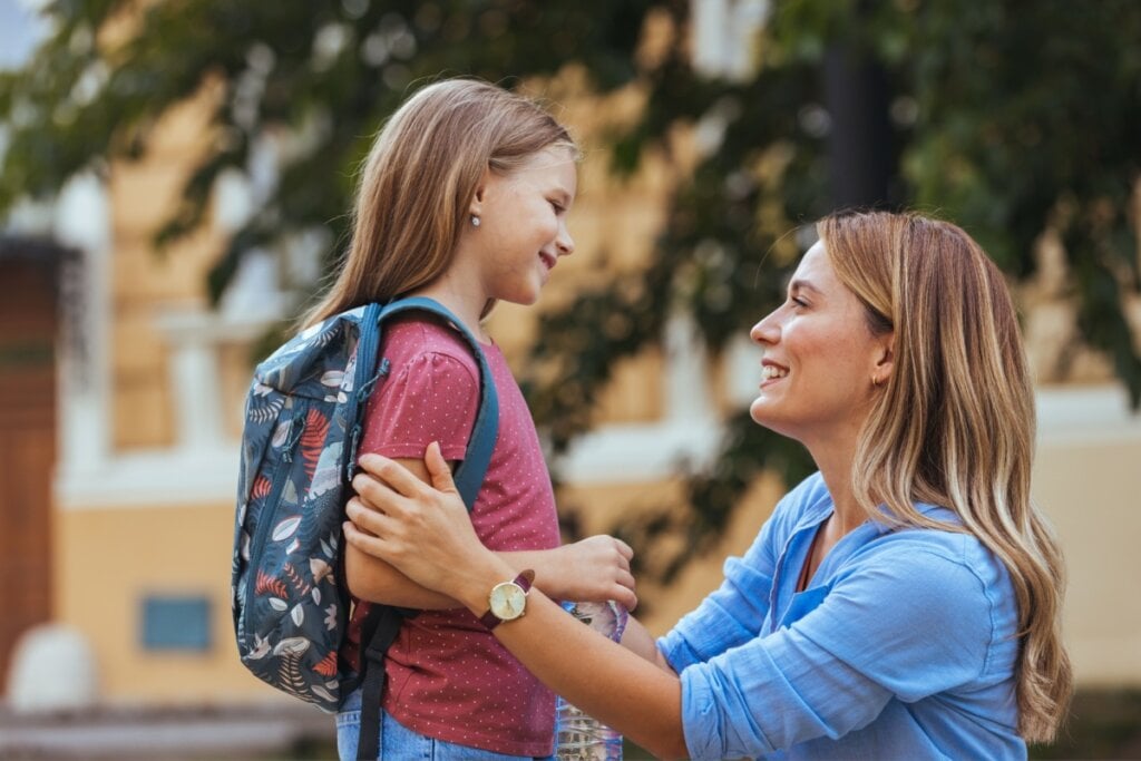 É importante acompanhar as crianças nos primeiros dias de aula (Imagem: Dragana Gordic | Shutterstock) 