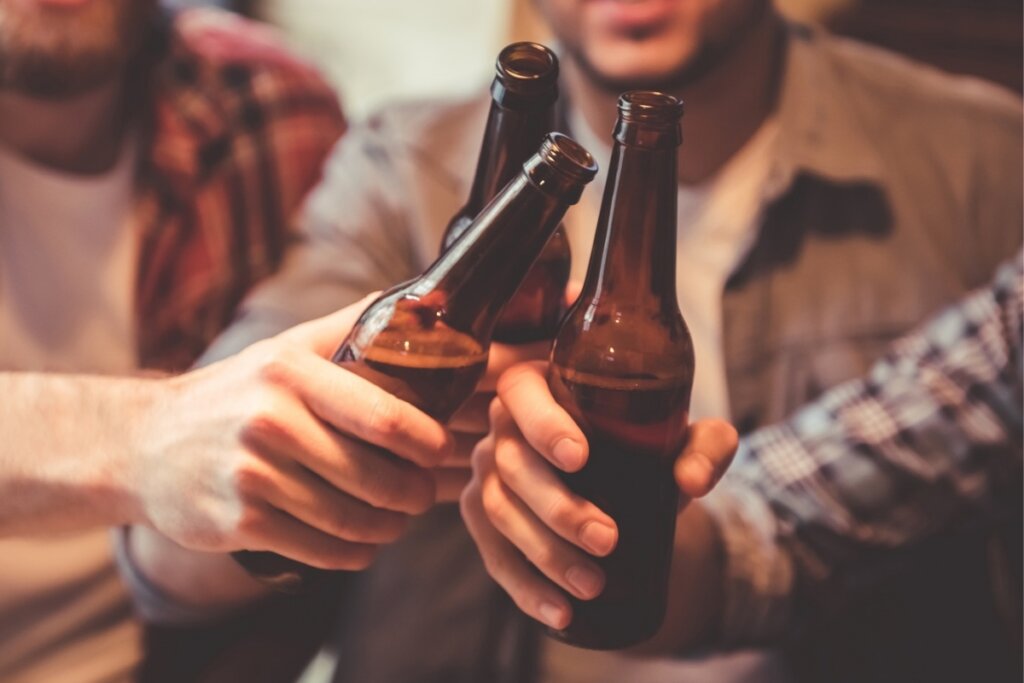 Garrafas escuras protegem a cerveja da luz ultravioleta e evitam o desenvolvimento de sabores indesejados (Imagem: George Rudy | Shutterstock)