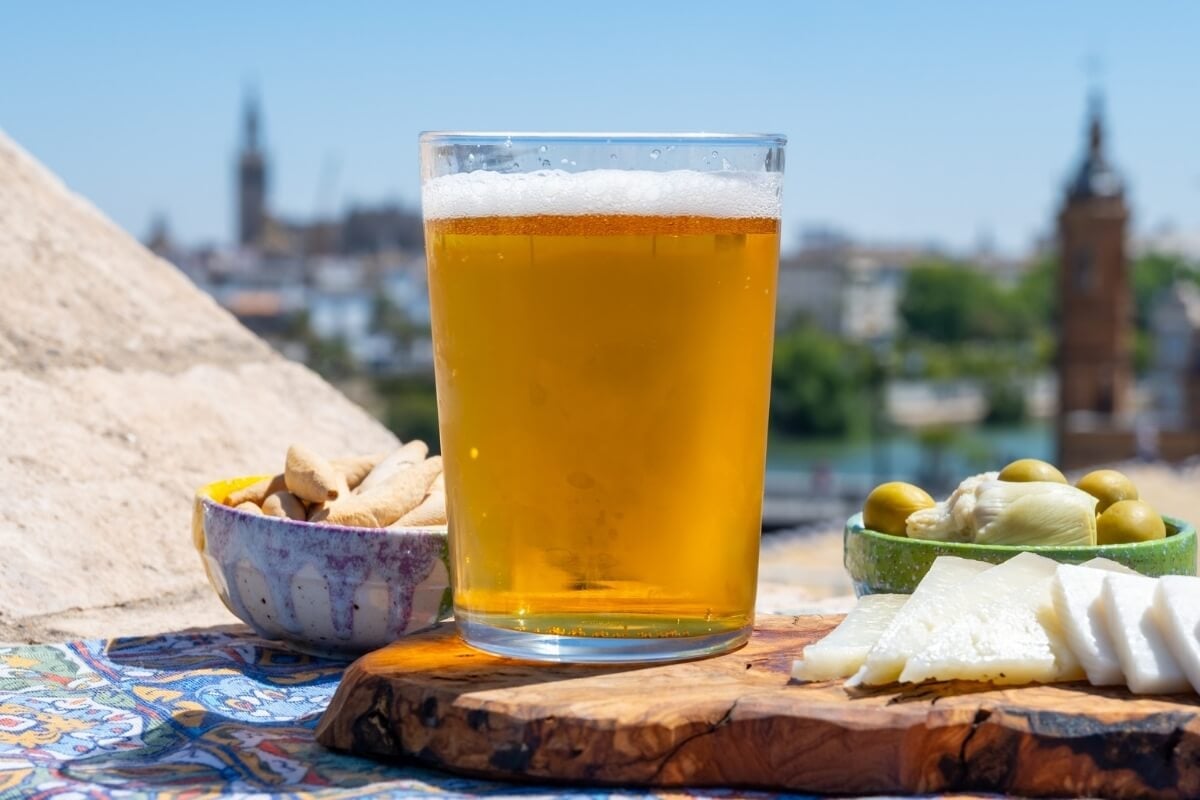 Saber escolher a cerveja corretamente é garantia de sabor e refrescância (Imagem: barmalini | Shutterstock)