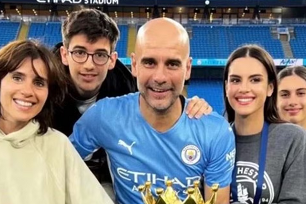 Guardiola com sua esposa e filhos