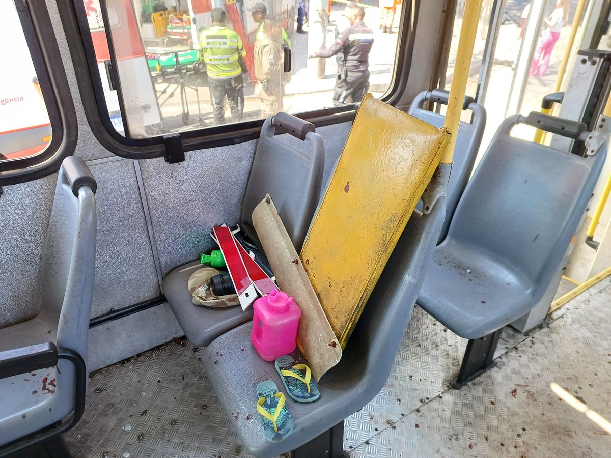 Imagem de dentro do ônibus por Brenda Vianna/CORREIO