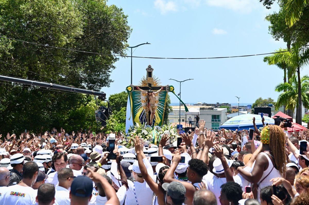 Imagem do Senhor do Bonfim é reverenciada pelos devotos na Colina Sagrada