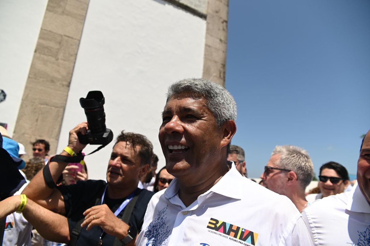 Jerônimo Rodrigues durante caminhada em homenagem ao Senhor do Bonfim