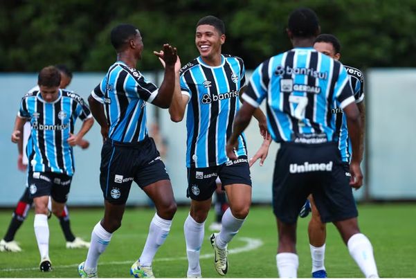 Lateral Zé Guilherme, revelado pelo Grêmio, foi contratado pelo Bahia