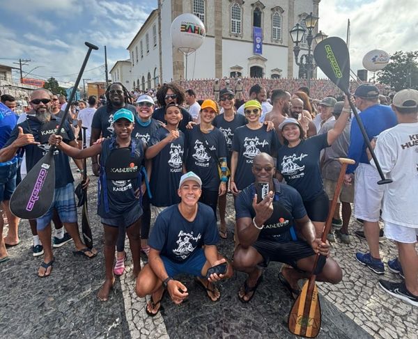 Lorena Lago e o grupo de remadores (Arquivo Pessoal)